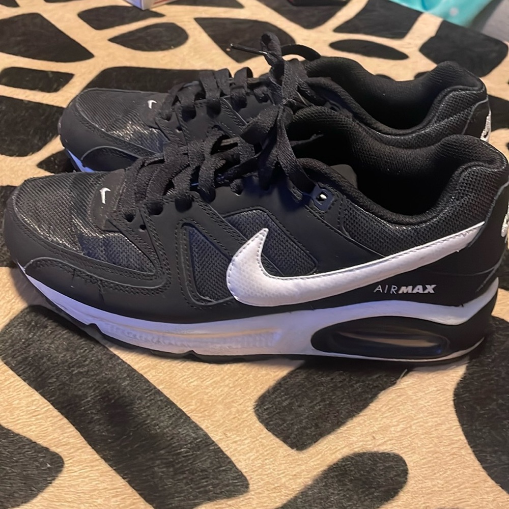 Nike AirMax for women. Black and white, size 9. GRESF SHAPE
